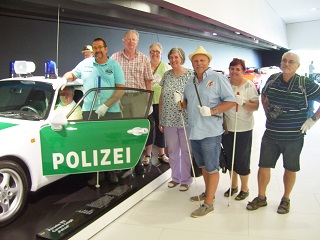 Foto unserer Gruppe im Porschemuseum